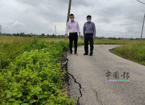林千宏（右起）及蔡求伟察看破损的道路。