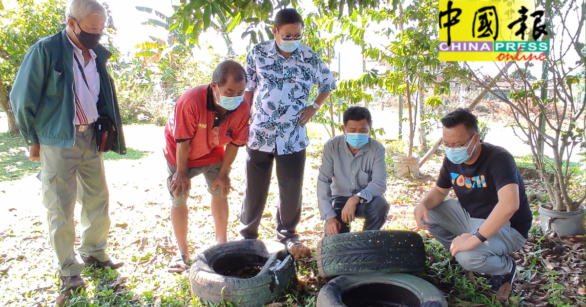 居民担心废弃的轮胎可能积水生蚊。左起为连南金、李亚财、戴佛淞、林千宏及蔡求伟。