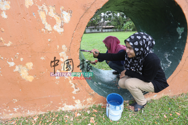 甲历史城市政厅每年都会为管辖下的住宅花园儿童游乐场，进行翻新工作。