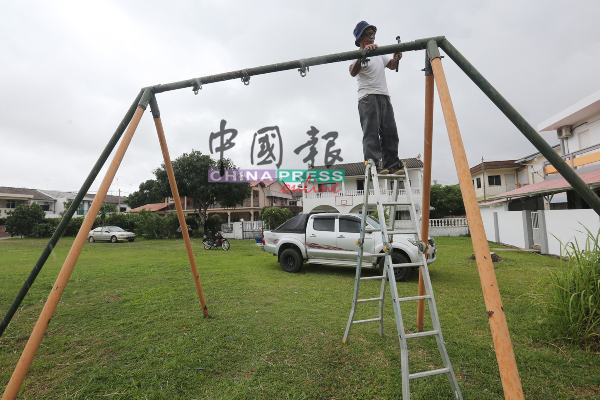 市政厅为残旧的设施进行保养工作。