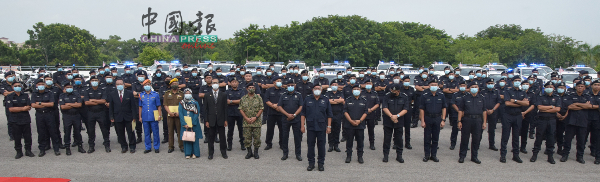 嘉宾及警官出席移交巡逻警车仪式。