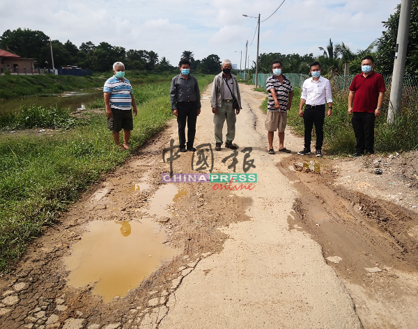 蔡求伟（右2）与地方领袖前往损坏的道路。左起为辜永财、林千宏、连南金、李高、曾鸿志。