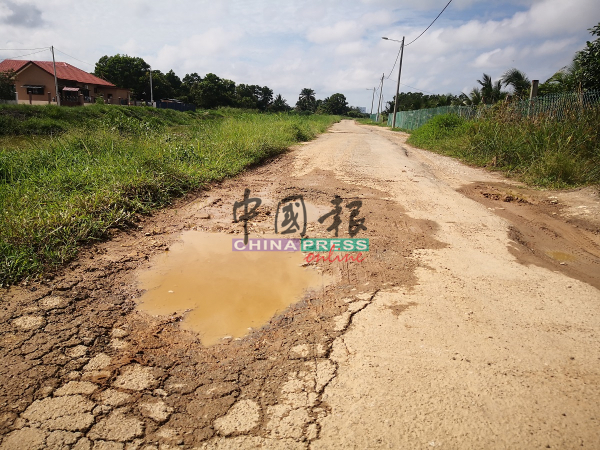 近期频频下雨，造成路洞积水，损坏程度更严重。