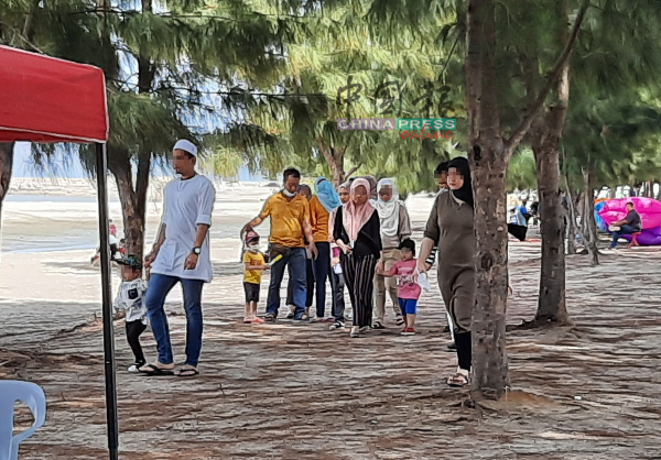 一些民众一家大小到海边漫步，不过没有戴上口罩。