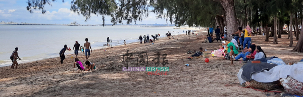 班底昆罗公主海滩假日出现到该处嬉水、野餐的民众。
