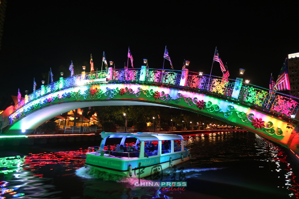 衔接甘榜摩登马来传统保留村的甘榜摩登桥，是早期该村村民使用进入市中心的主要桥梁之一。