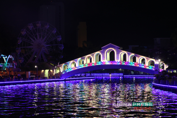 旧巴士站桥早期附近曾是旧长途巴士站，并且是由已故实业家邱石生出资所建，惟2008年经州政府美化重建，如今设计以伊斯兰风格为基础。