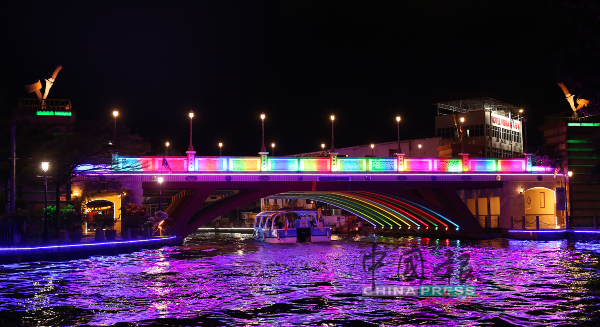 汉都亚桥柱子上设计有马来短剑，象征马来民族文化及马来英雄汉都亚的精神。