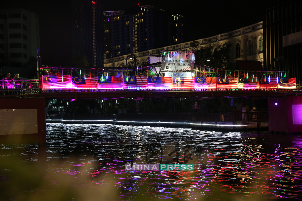 有和谐桥之称的旧巴刹桥，是甲河唯一以铁条木板为基础的历史桥梁。