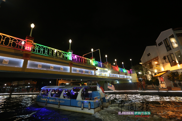 有“奈何桥”之称的甘榜爪哇桥（鬼门关），历史也超过百年，早期附近曾是温柔乡、赌窟及鸦片馆等，曾有无数人在此桥跳河自尽。