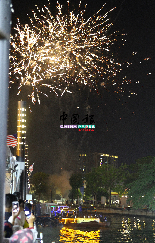 璀璨的烟花，照耀马六甲河广场，迎接国庆的到来。