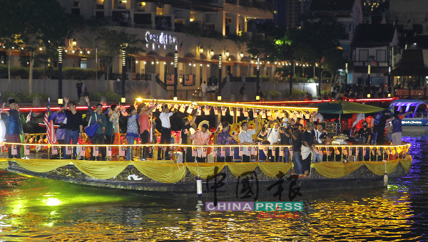 苏莱曼与官员等人乘坐门丹伯拉希仿古船，抵达马六甲河广场，官民同庆国庆日。