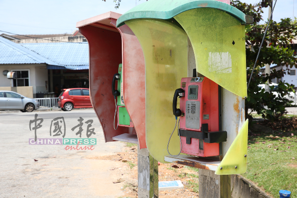 甲市区内或各花园住宅区的公共电话亭，有的已经严重损坏。