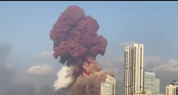 爆炸呈现橘红色至暗红色烟雾。