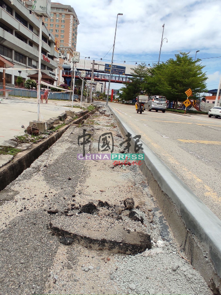 市政厅接获人行道破损的投诉，却不派人修补，反之进行筑安全岛的工程。