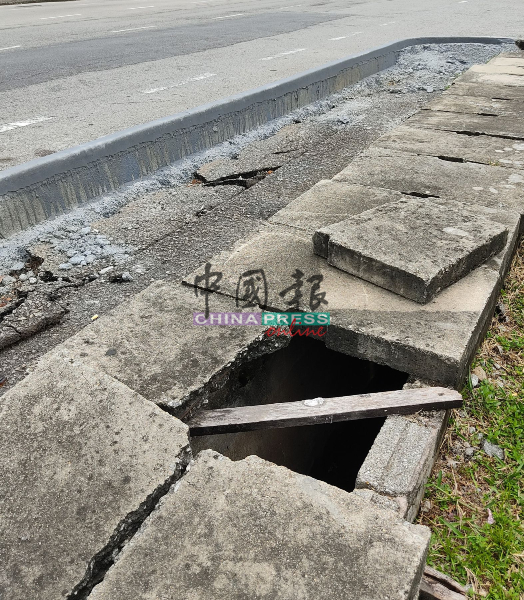 人行道破损情况严重，一旁的沟盖也破出大洞，陷阱处处。