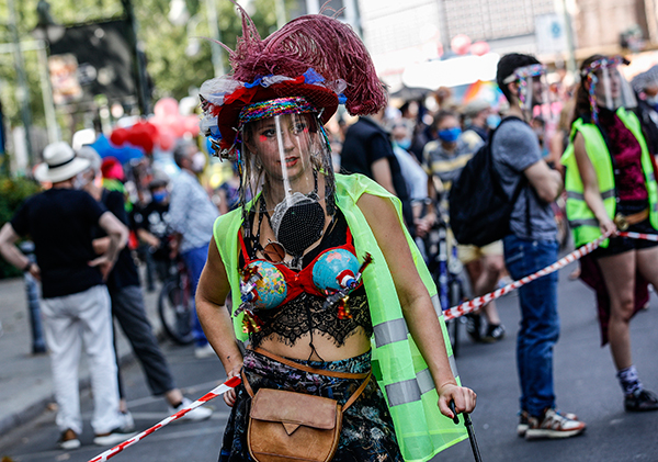 德国一名女子周日戴着防护罩在柏林参加示威，要求政府为面临经济问题的艺术工作者提供支助。（欧新社）