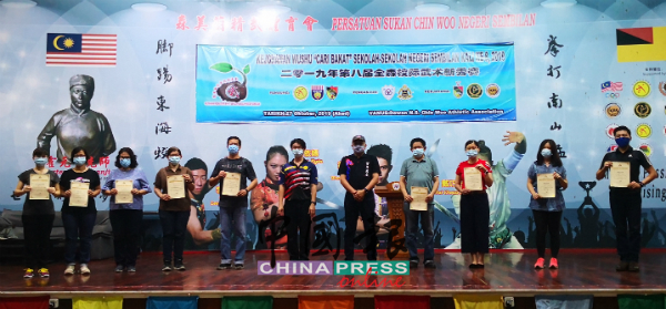 张金发（右５）颁发证书予完成太极培训课程的学员们。