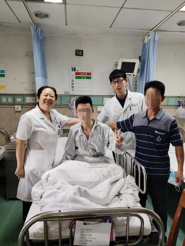 23岁的小李（左二）打了个哈欠后突然感到剧烈胸痛，随后出现呼吸困难的症状，便赶紧到医院检查。经过检查后，判断为“自发性血气胸”。