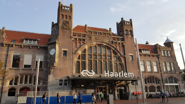 哈勒姆火车站是荷兰最古老的火车站之一，建于1839年，也是荷兰最早的铁路线站点之一。