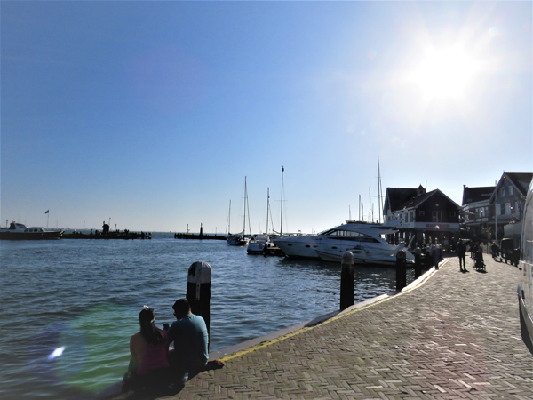 沃伦丹水面上停泊着各种渔船和游艇，沿着海岸线散步或坐着等日落，都是人在沃伦丹不能错过的生活情趣。