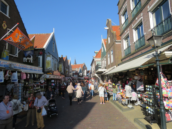 每逢周末，老街就是沃伦丹最热闹的地方，不仅游客慕名前来，连荷兰人自己也很喜欢结伴到这里看海、吃炸鱼兼逛街。