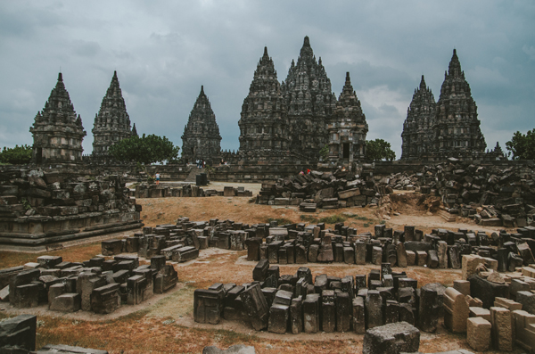 周围的乱石阵是240座小庙的石砖，等待被重建。