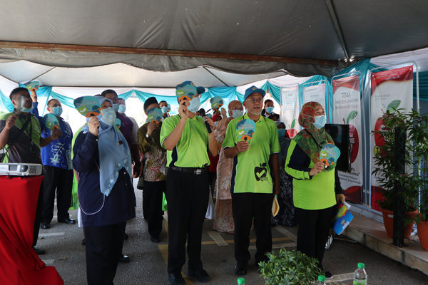 巴哈里（前排左3）出席彭州食安觉醒活动推介活动 ，左2为努鲁阿兹里。