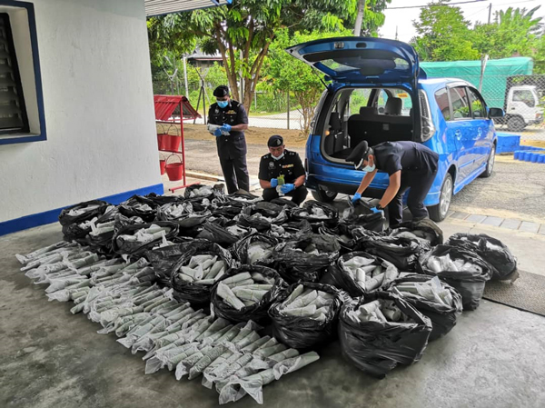 警方从嫌犯车上搜出270公斤的葛冬叶。
