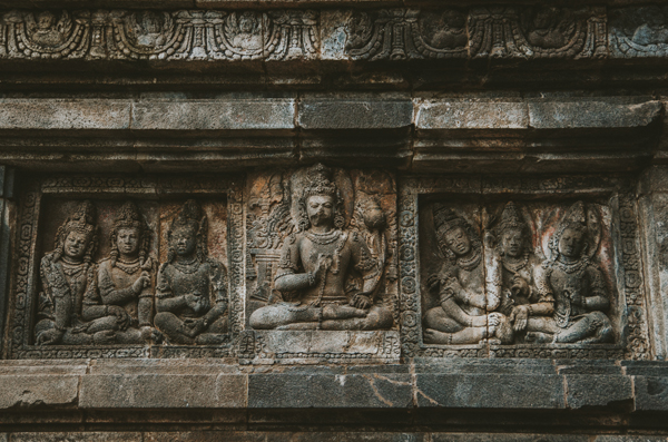 寺庙墙上的浮雕以绘卷的形式讲述印度史诗《罗摩衍那》的故事。