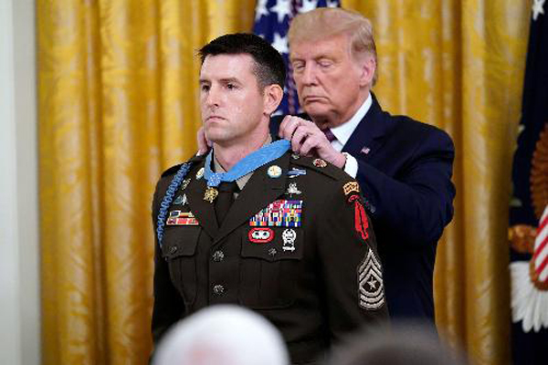 特朗普授予陆军游骑兵部队一等士官长佩恩荣誉勋章。(美联社)