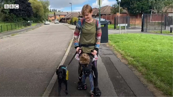 伊希在母亲与陪伴犬的帮助下完成马拉松挑战。