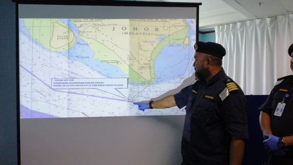 沙尼法指出海上浮标的位置及作用。