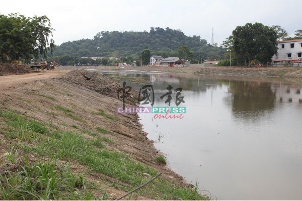 甲州水利灌溉局在双溪布达河进行挖深河床工程，引起尘土问题。