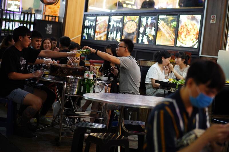 多数受访的餐饮业者表示，他们会拒绝五人以上的团体预订，或将他们分坐在不相邻的桌子。（海峡时报）