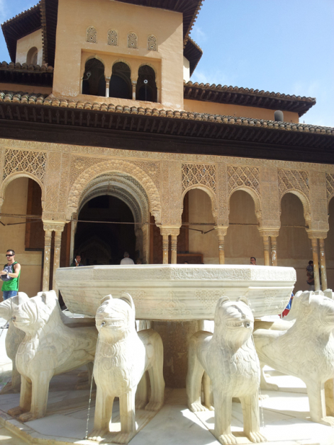 阿尔罕布拉宫狮子庭院中间有着12头狮子喷水时钟。
