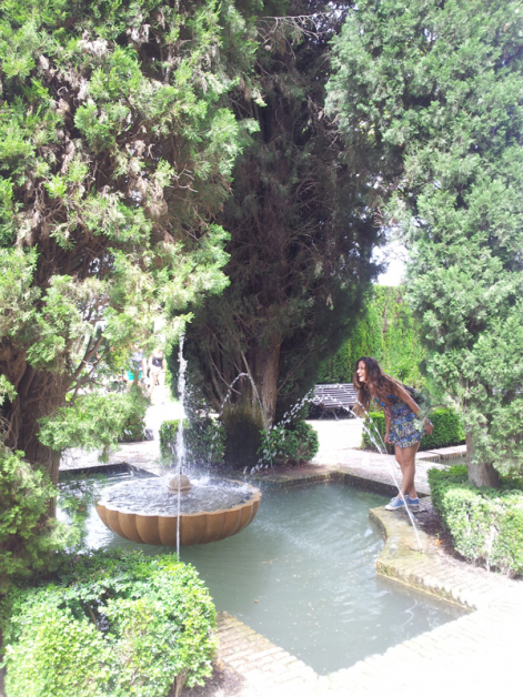 阿尔罕布拉宫绿油油的庭院，阵风沁凉心旷神怡。