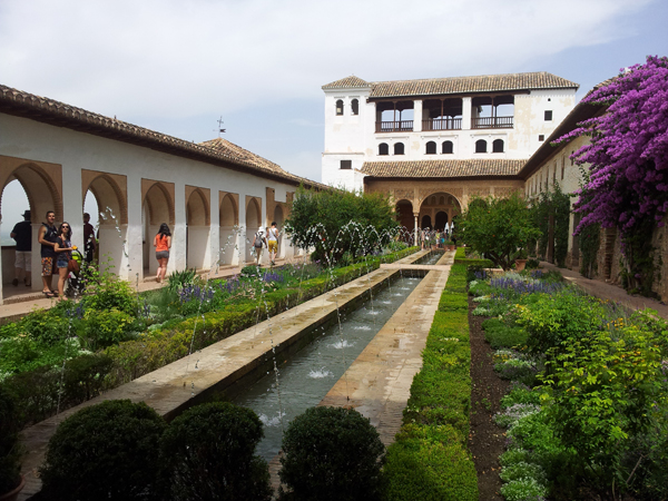 阿尔罕布拉宫宫殿后花园的长水池与喷泉，建于19世纪。