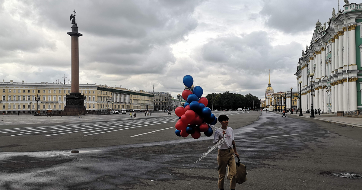 一名女子周一在圣彼得堡提着气球行走。