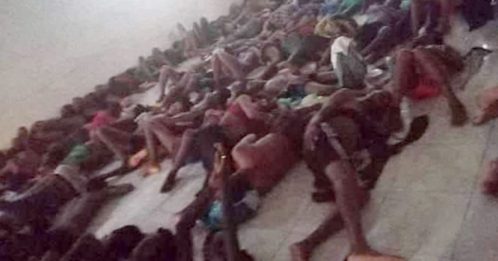 数百名非法移民被关 躺拥挤地板  旁边是尸体