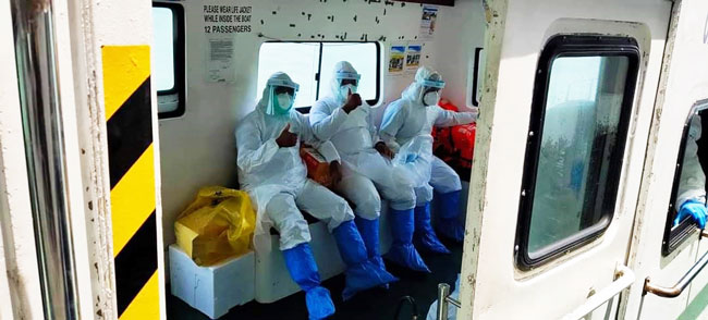 卫生局人员在完成任务后，把所取得的样本悉数装箱，送往实验室进行检验。