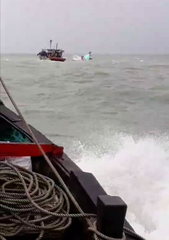 中午11时许一场大风雨，把雪霹两区数艘B型浅海渔船，在不同海域掀翻。