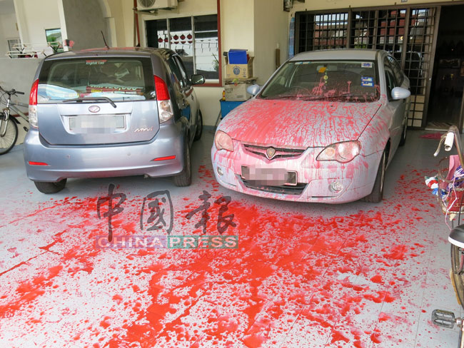 大耳窿到住家泼漆，两辆轿车及地面一片红漆。