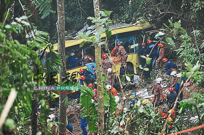 近500名救援人员，抢时在黄金72小时拯救巴士乘客。