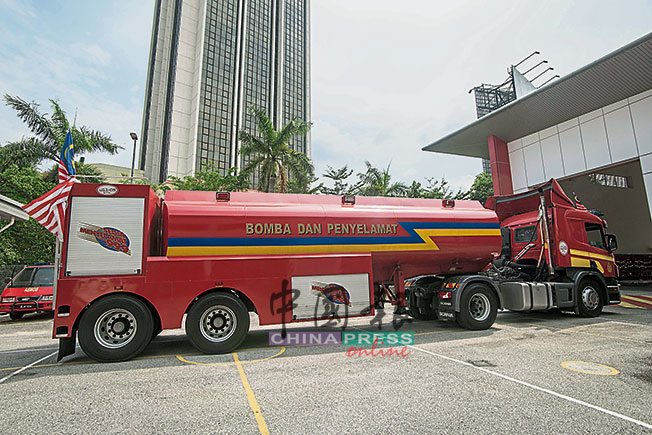 大型火灾会出动装备2万公升水的水槽车。