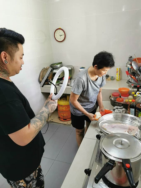 由员工郑智元（左）在镜头前分享独家食谱烹饪方式，再由邹梅芳（右者）亲自下厨，向网友分享各种以马口辣椒酱烹煮的菜肴，最终吸引众许多民众下订单购买。