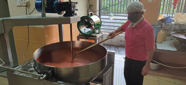 从准备材料阶段大约需要一至两天来准备，材料多工复杂，辣椒酱生产当日必须在凌晨时分开始烹煮。