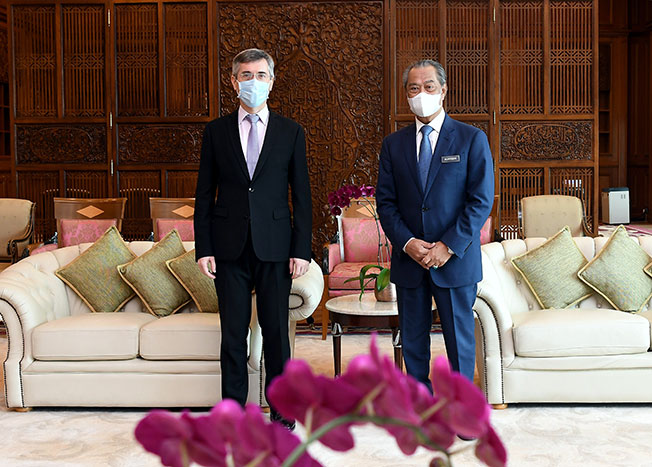 弗雷德里克(左)与慕尤丁在会面结束后合照。