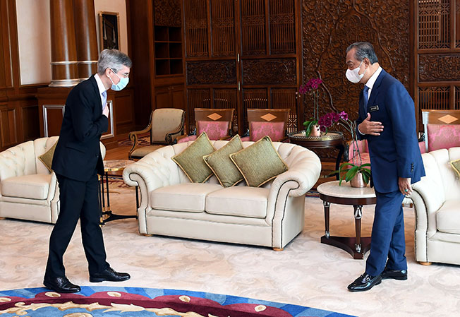 弗雷德里克(左)在结束任期前礼节性拜访慕尤丁。