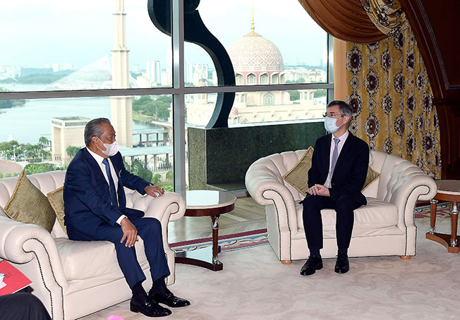 慕尤丁(左)与弗雷德里克分享抗疫经验和见解。